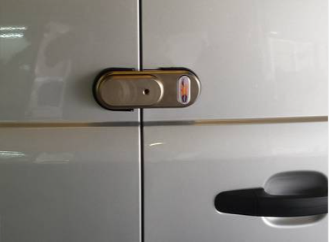 Cerradura de cierre automático para puertas traseras